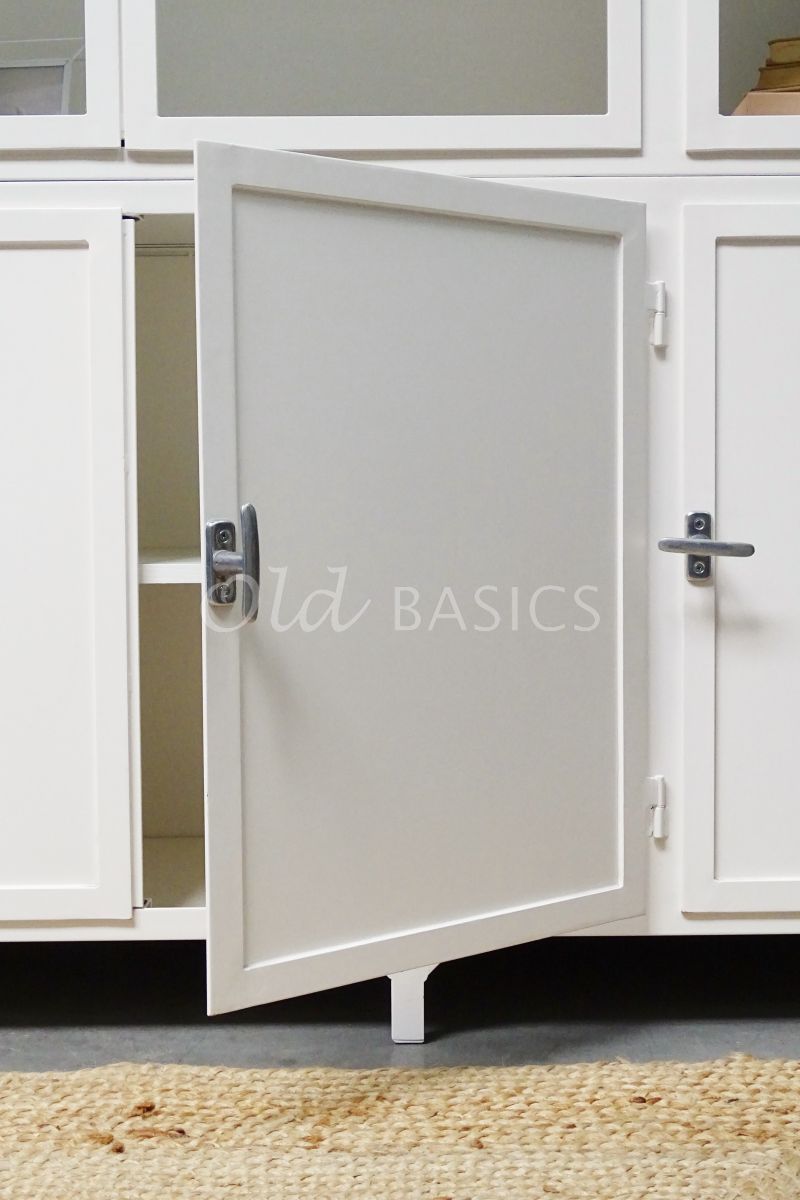 Detail van Apothekerskast Demi, 3 deuren, RAL9010, wit, materiaal staal